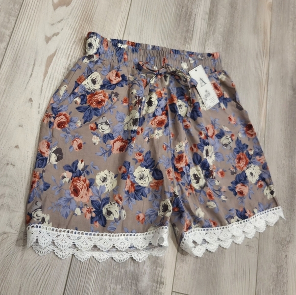 Az Pants - AZ Floral Print Shorts with Lace Trim
